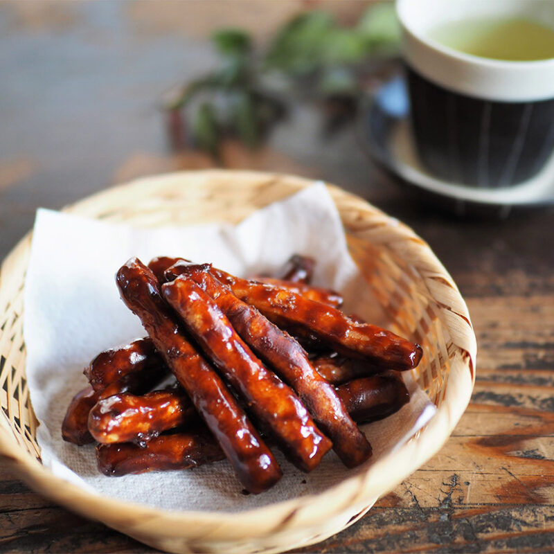 흑설탕 코팅으로 만든 카린토 과자의 단면 및 표면 질감