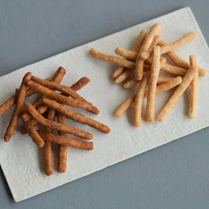 다양한 맛으로 출시된 일본 카린토 과자 제품 사진