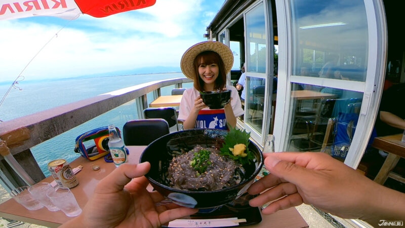 에노시마 해변에서 즐기는 일본 시라스 요리 – 신선한 해산물 덮밥