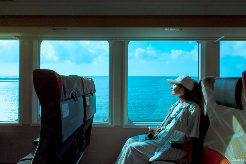 아오모리 단풍 시즌에 달리는 JR 열차