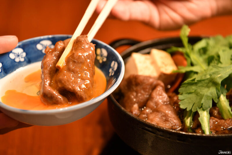 스키야키 소스에 자작하게 졸여진 소고기와 채소 전골