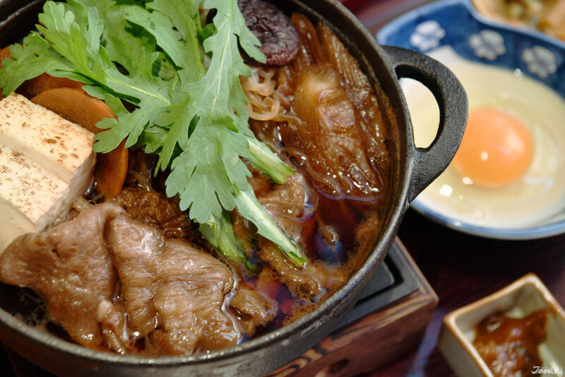 계란을 곁들여 즐기는 일본 스키야키 한 상