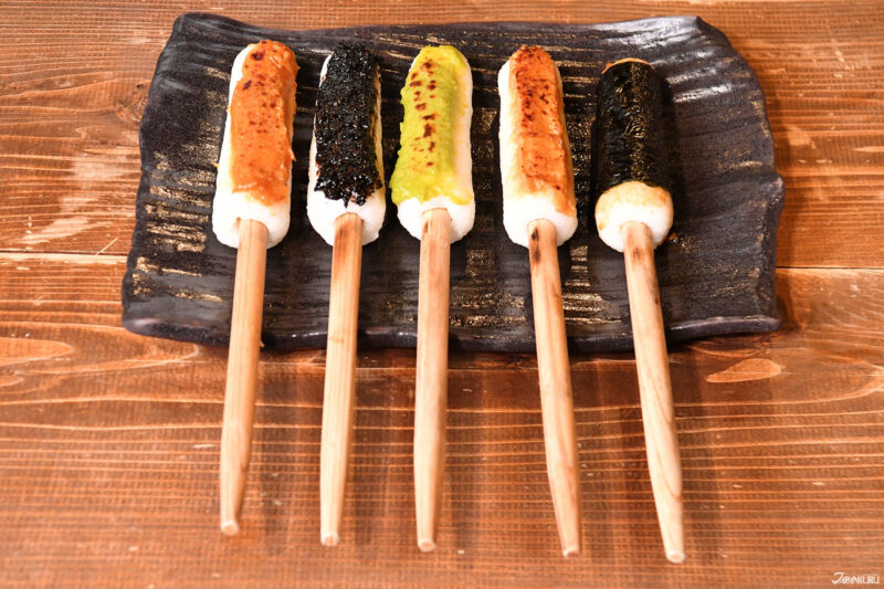 꼬치에 꽂아 구운 아키타현 특산품 기리탄포와 재료들