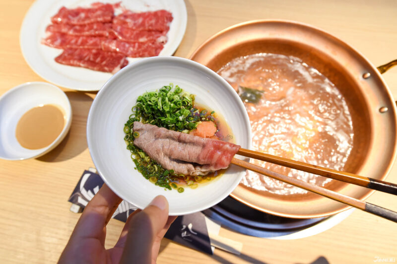 샤브샤브 냄비에 데치고 있는 소고기와 일본식 전골 재료