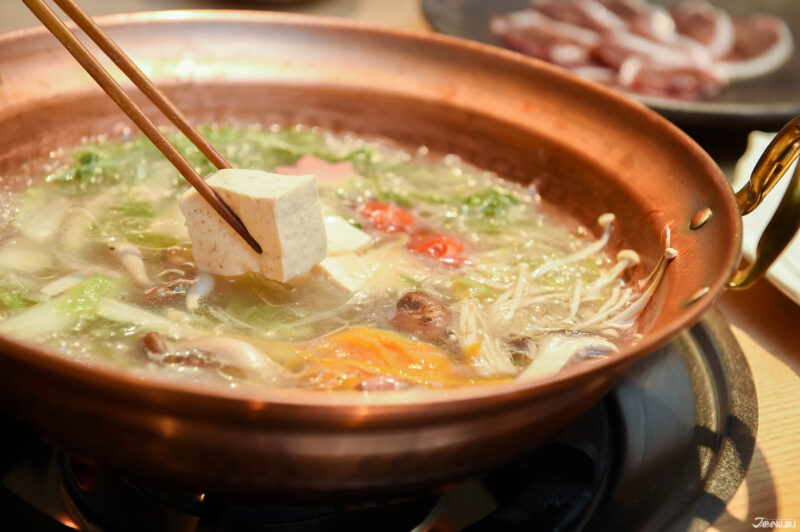 샤브샤브용 소고기와 채소 재료가 준비된 일본 나베 상차림