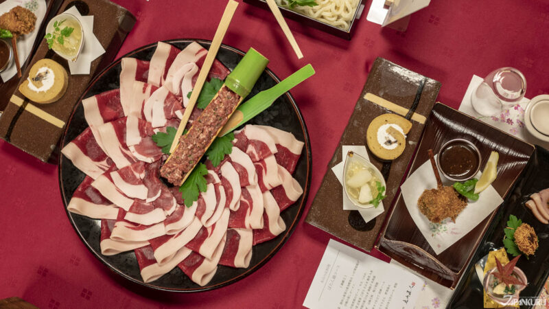 탐바 지역 명물 멧돼지 보탄나베와 일본 지비에 나베