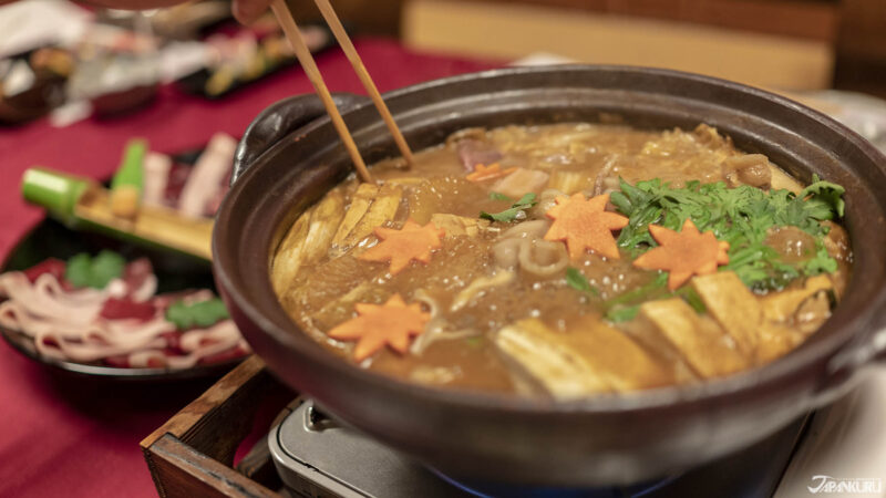 겨울에 보글보글 끓는 일본 나베 전골과 따뜻한 식탁 풍경