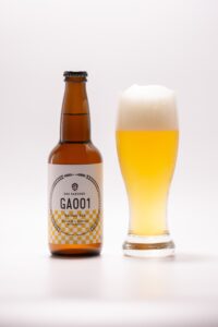 크래프트 맥주 시음 잔과 로컬 브루어리 부스