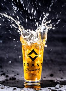 크래프트 맥주 시음 잔과 로컬 브루어리 부스