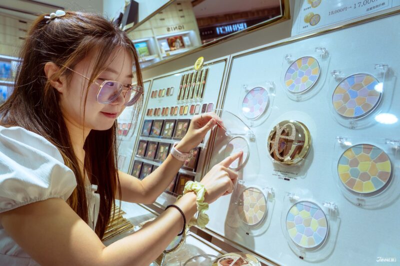 ร้านเครื่องสำอางและสกินแคร์ Albion ใน DIAMOR OSAKA