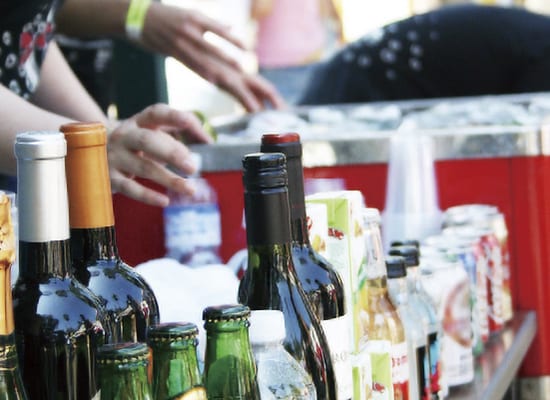 초 하이볼 축제 현장의 감성적인 주류 판매 코너
