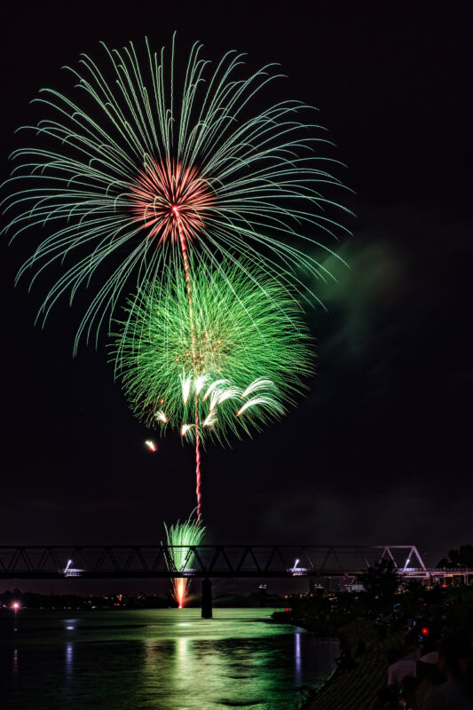 쵸후 불꽃축제에서 터지는 에메랄드빛 불꽃