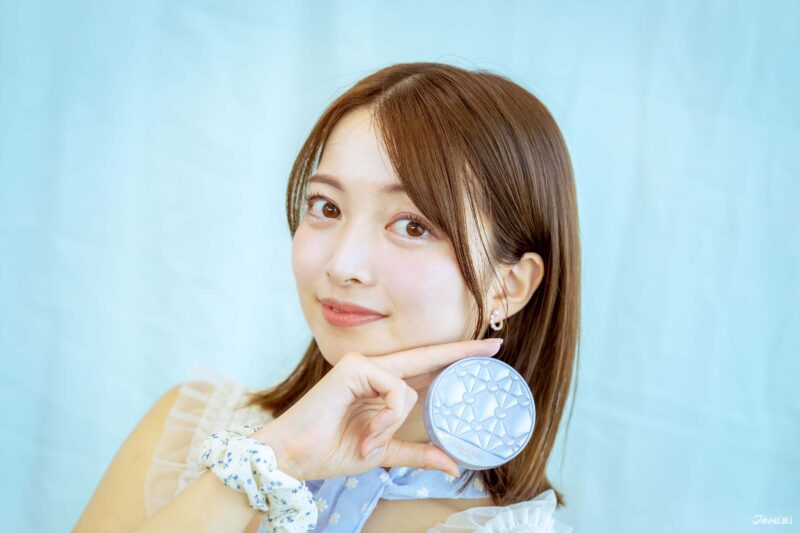 일루미네이팅 피니쉬 파우더 어블룸 모델 이미지 컷