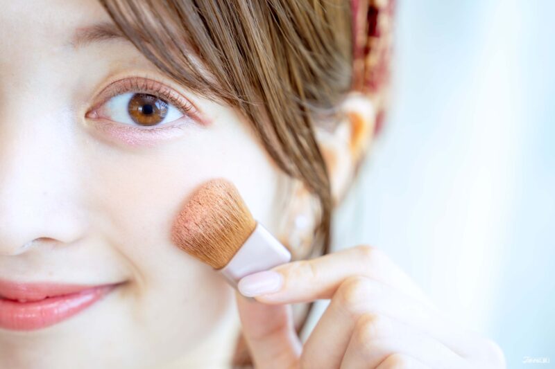 캔메이크 글로우 플로어 치크 모델 사용 이미지 컷