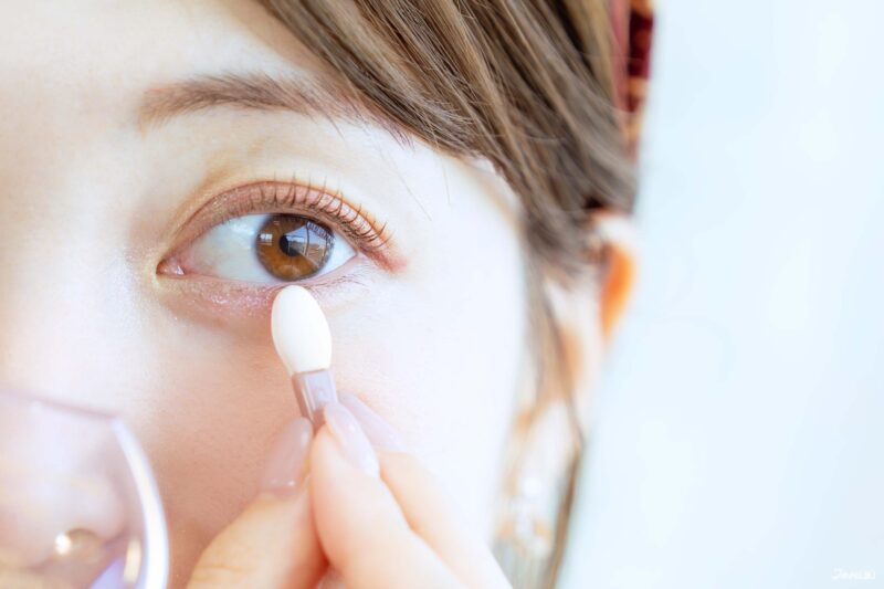 캔메이크 웜톤 아이 메이크업 모델 이미지 컷
