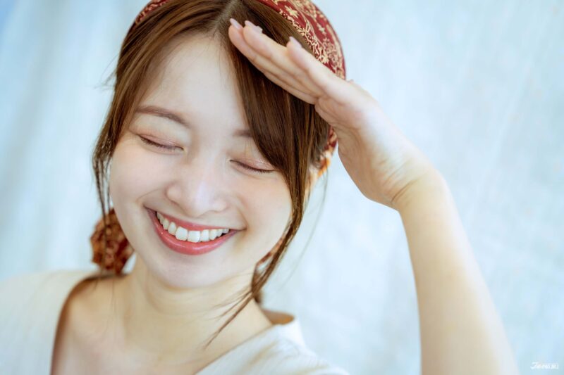 캔메이크 제품을 활용한 웜톤 메이크업 모델 이미지 컷