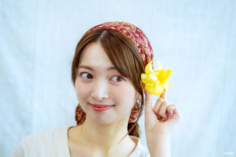 캔메이크 웜톤 제품을 활용한 사랑스럽고 세련된 복숭아 무드 메이크업