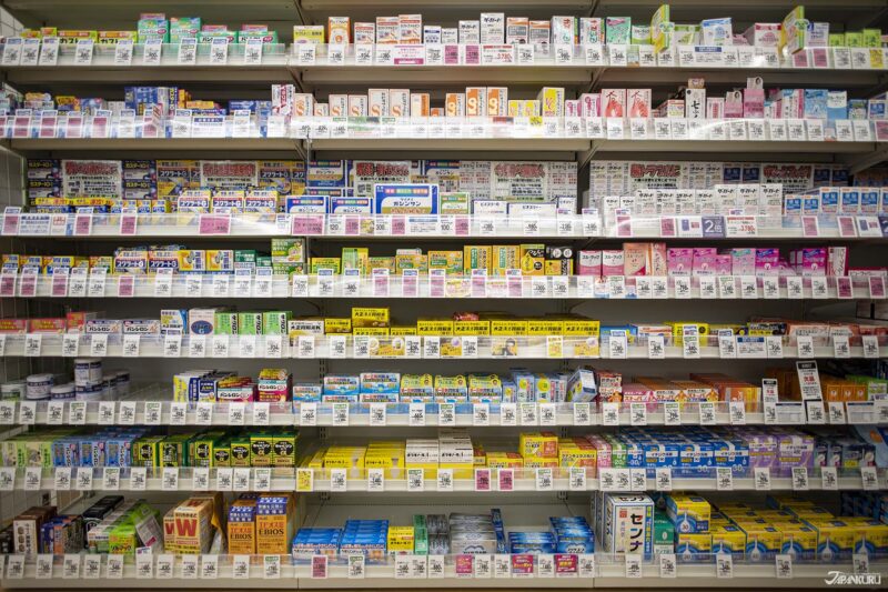 일본 드럭스토어 내부 진열대, 다양한 의약품과 화장품