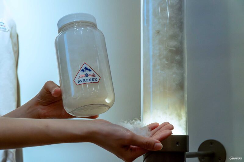 피레넥스 겨울 아우터 소재 디테일 샷