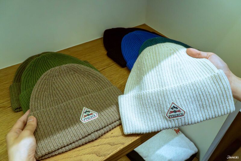 피레넥스 로고 비니 컬렉션 디스플레이