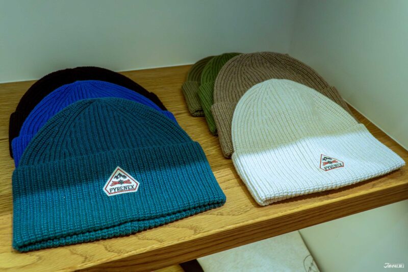 피레넥스 로고 비니 컬렉션 디스플레이