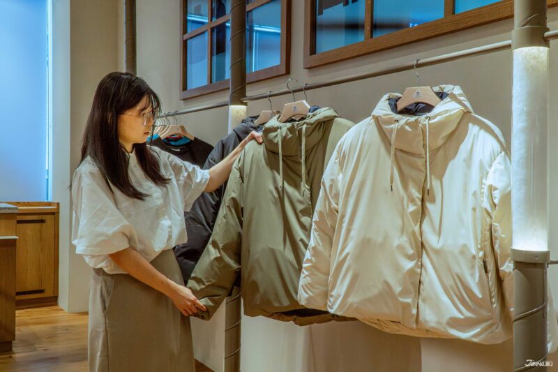 COMBE 덕다운 재킷 디테일 컷