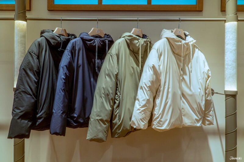 다양한 색상의 COMBE 덕다운 재킷