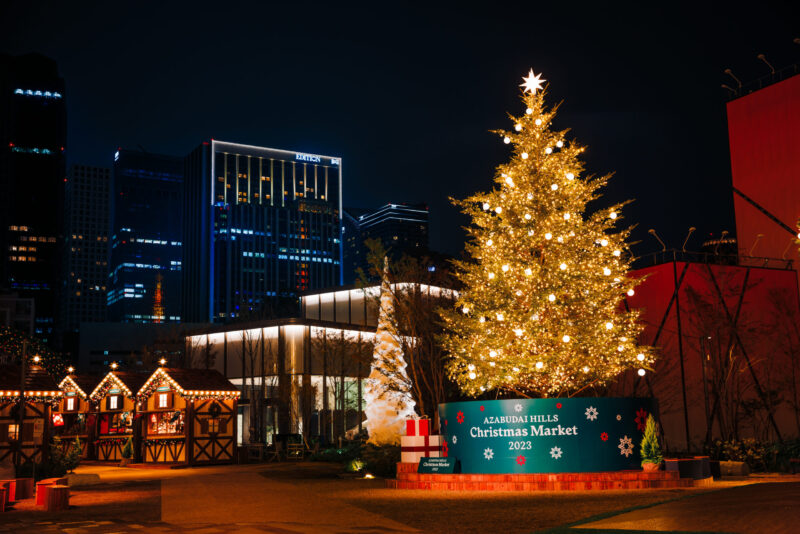 아자부다이 힐즈 크리스마스 마켓 중앙 광장과 샴페인 골드빛 트리