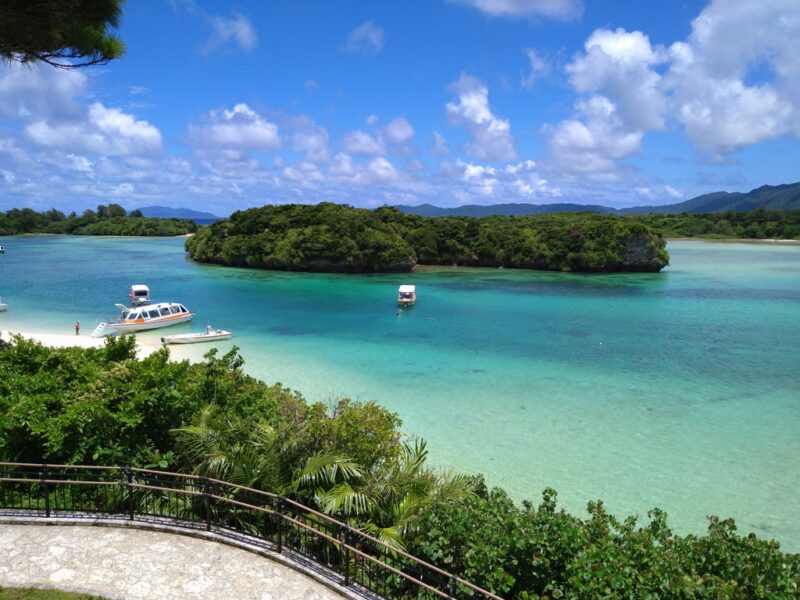 이시가키시 가비스만 바다 풍경, 투명한 바다 위 유람선