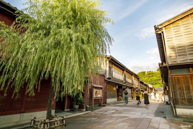 가나자와 겐로쿠엔 정원과 전통 찻집 거리의 고즈넉한 풍경