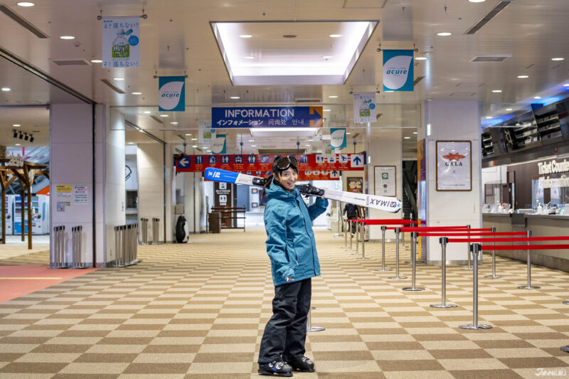 유자와마치 설경 속 스키 리조트와 온천 거리 풍경