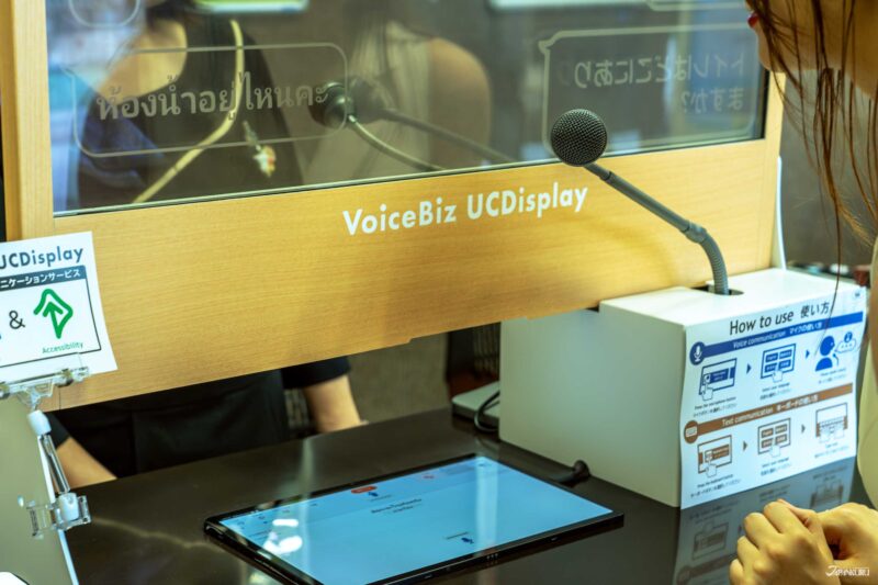 มีให้บริการครื่องแปลภาษาแบบพูดคุยตัวต่อตัว รองรับภาษาไทย