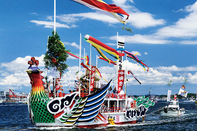 시오가마시 항구와 신사 축제 풍경