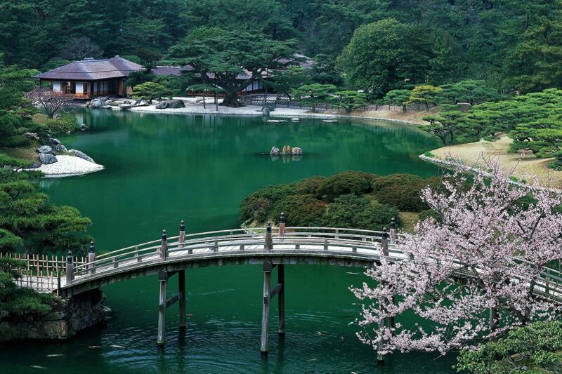 다카마쓰시 리쓰린 공원 전경, 연못과 다리가 어우러진 일본 정원