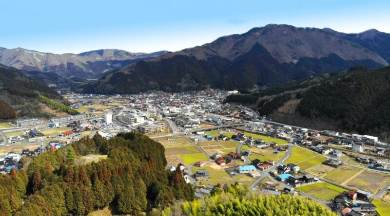 돗토리현 지츠초 숲속 마을 거리와 목조 건물 풍경