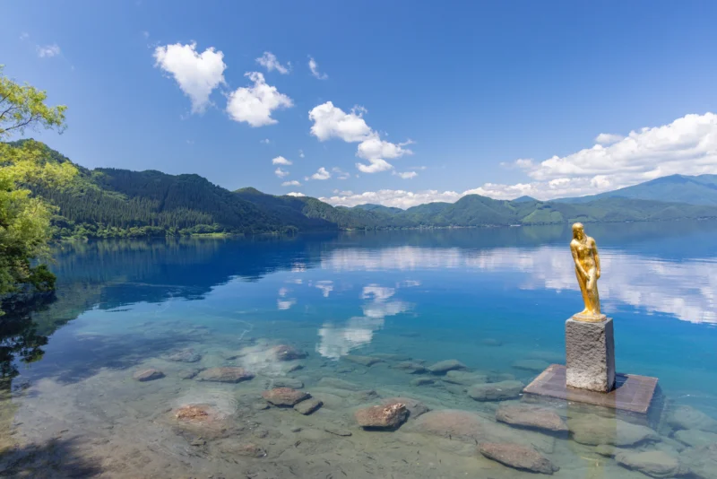 다자와호의 푸른 호수와 주변 산 풍경