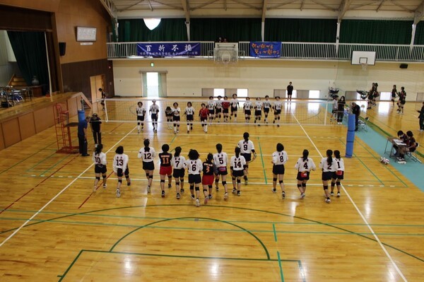 체육관에서 배구 동아리 활동을 하는 일본 고등학생들