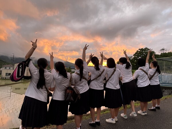 동아리 활동 후 교정에서 함께 걷는 일본 고등학생 친구들