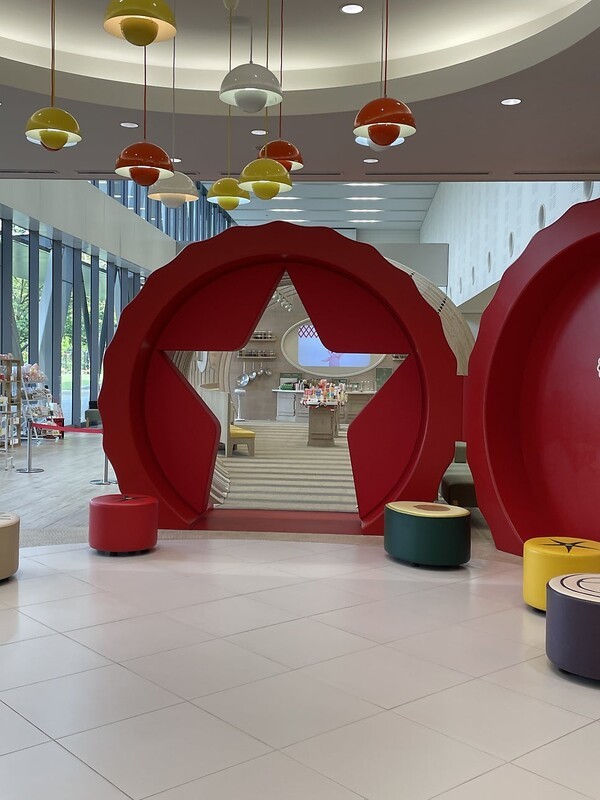 큐피 마요 테라스 기념품 숍 내부와 한정판 굿즈 진열 모습