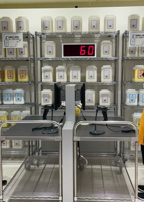 큐피 마요 테라스 디지털 전시존 및 브랜드 역사 패널