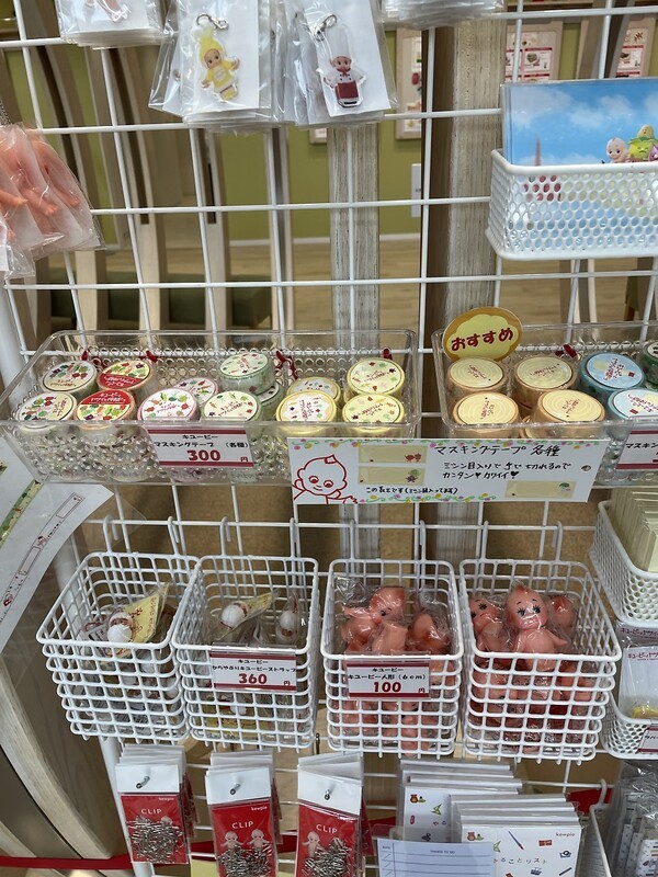 큐피 마요 테라스 기념품 숍 내부와 한정판 굿즈 진열 모습