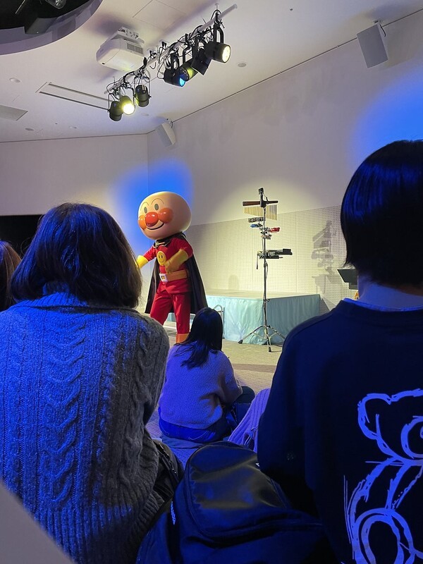 요코하마 호빵맨 뮤지엄 극장에서 진행되는 라이브 공연