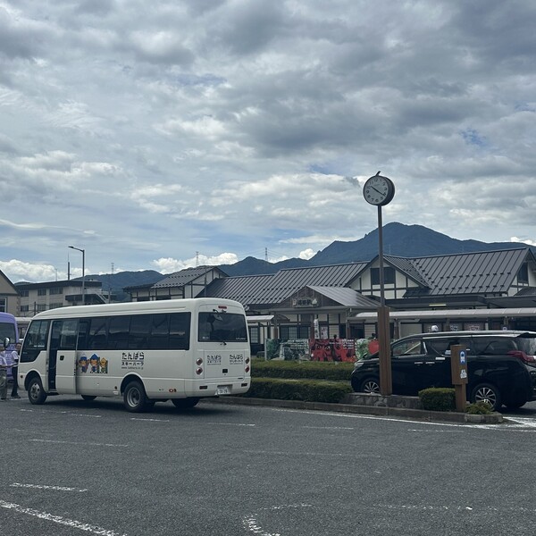 마을 버스 정류장 앞에서 바라본 군마현 가와바마을 시가지와 논밭 풍경
