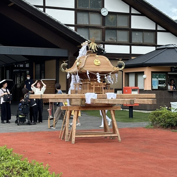 가와바마을 마츠리에서 행진 후 놓인 이동식 선사와 일본 농촌 축제 현장