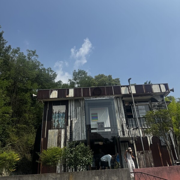 나오시마 골목에 자리한 이에 프로젝트 예술 공간 외관