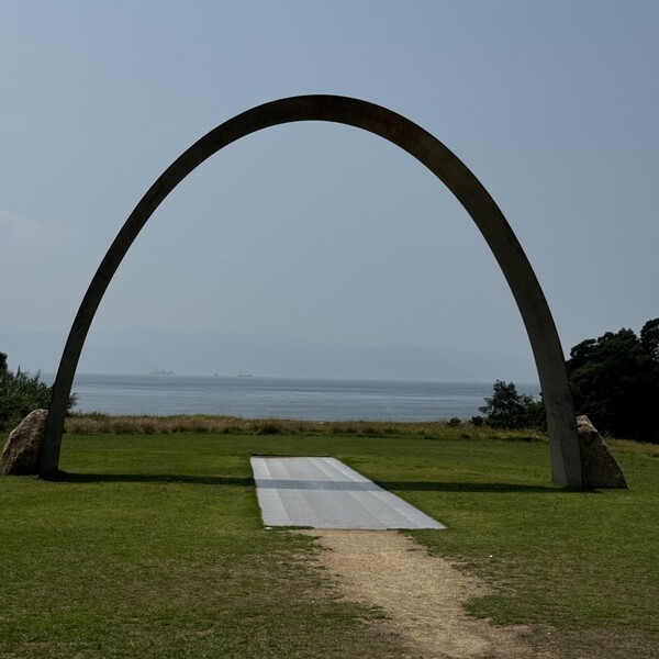 이우환 미술관 앞에 전시된 야외 설치 작품