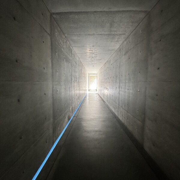 지중미술관 본관으로 이어지는 노출 콘크리트 통로