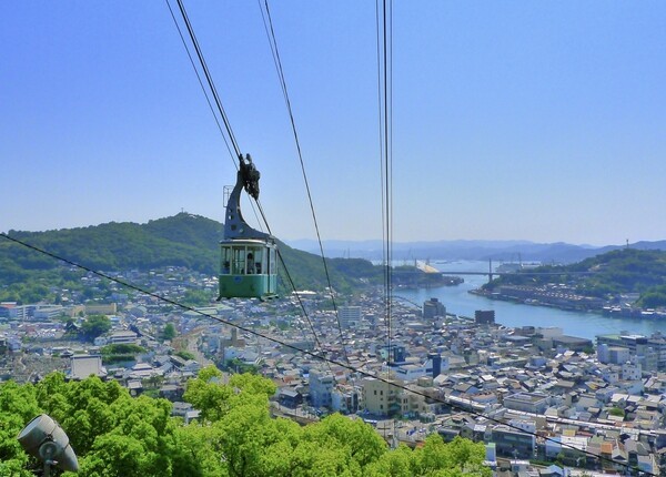 센코지 산 로프웨이에서 내려다본 오노미치 마을과 세토 내해 전경