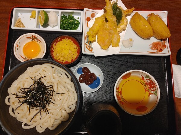 야마다야 붓카케 우동 정식 구성 사진(고명·튀김·유부초밥)