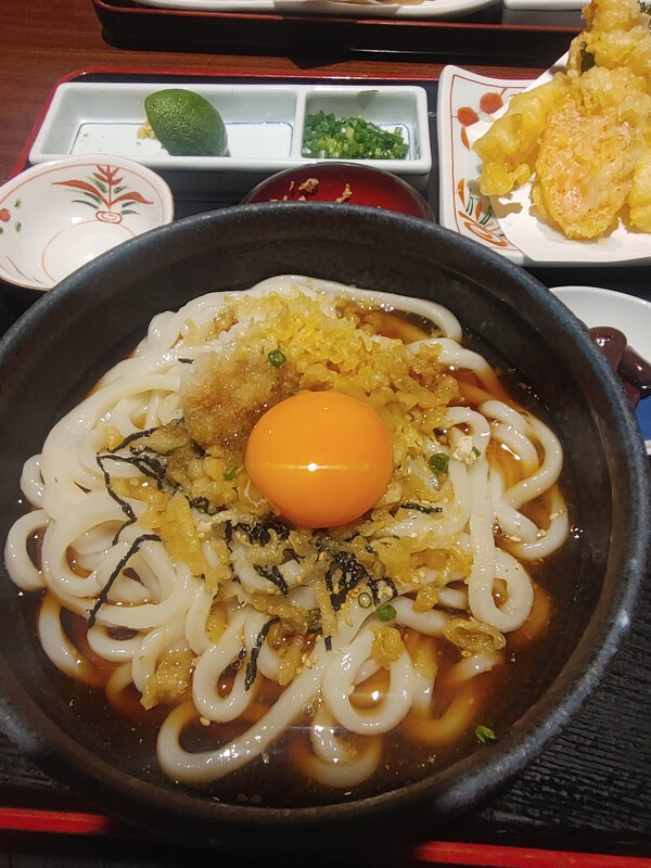 텐카스와 날달걀을 올린 사누키 붓카케 우동 모습